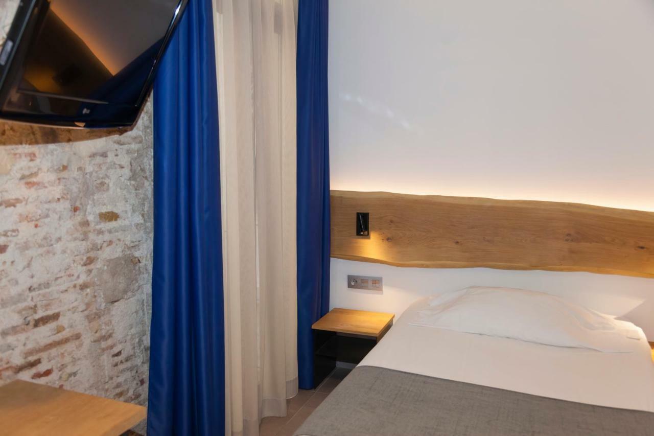 Hostal Paris Барселона Екстер'єр фото